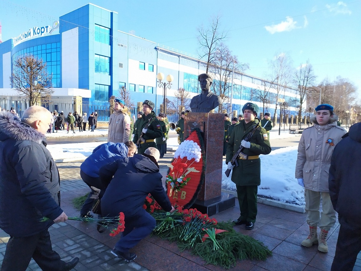 В почетном карауле- юнармейцы нашего лицея