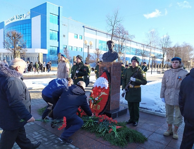В почетном карауле- юнармейцы нашего лицея