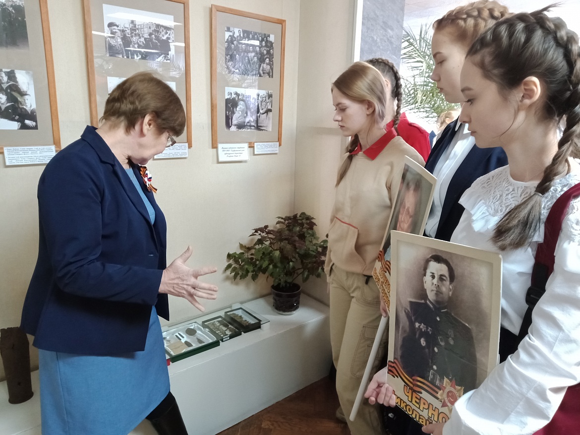 7 февраля члены музея и юнармейского клуба «Юные гвардейцы» приняли участие в городской акции «Зажги свечу», посвященную 75-летию Победы.