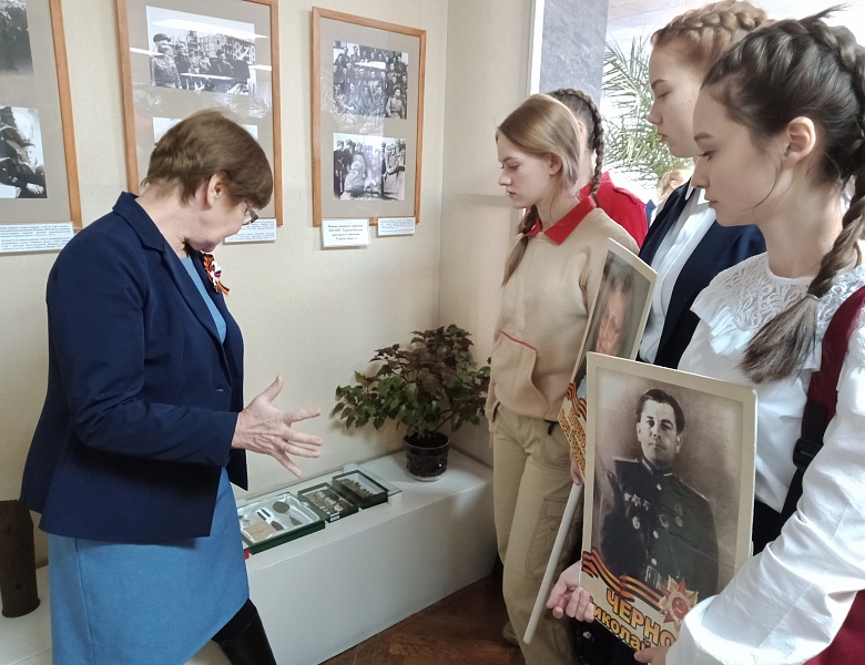 7 февраля члены музея и юнармейского клуба «Юные гвардейцы» приняли участие в городской акции «Зажги свечу», посвященную 75-летию Победы.